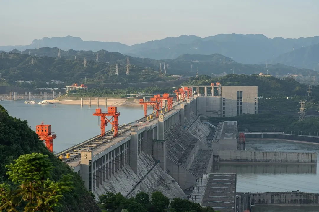 塑料挤出机及辅机设备选型要点：提升生产效率的关键因素